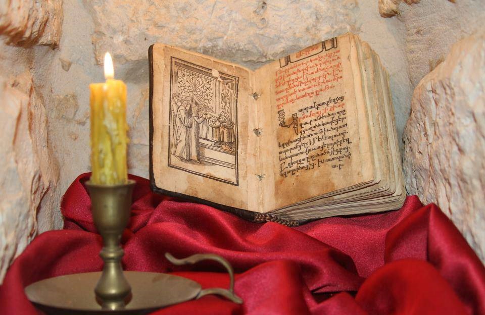 Primate Presides Over Mitchink Services