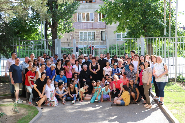 MER HOOYS RESIDENTS AND STAFF WELCOME PRIMATE OF WESTERN DIOCESE AND PILGRIMS FROM NORTHERN CALIFORNIA