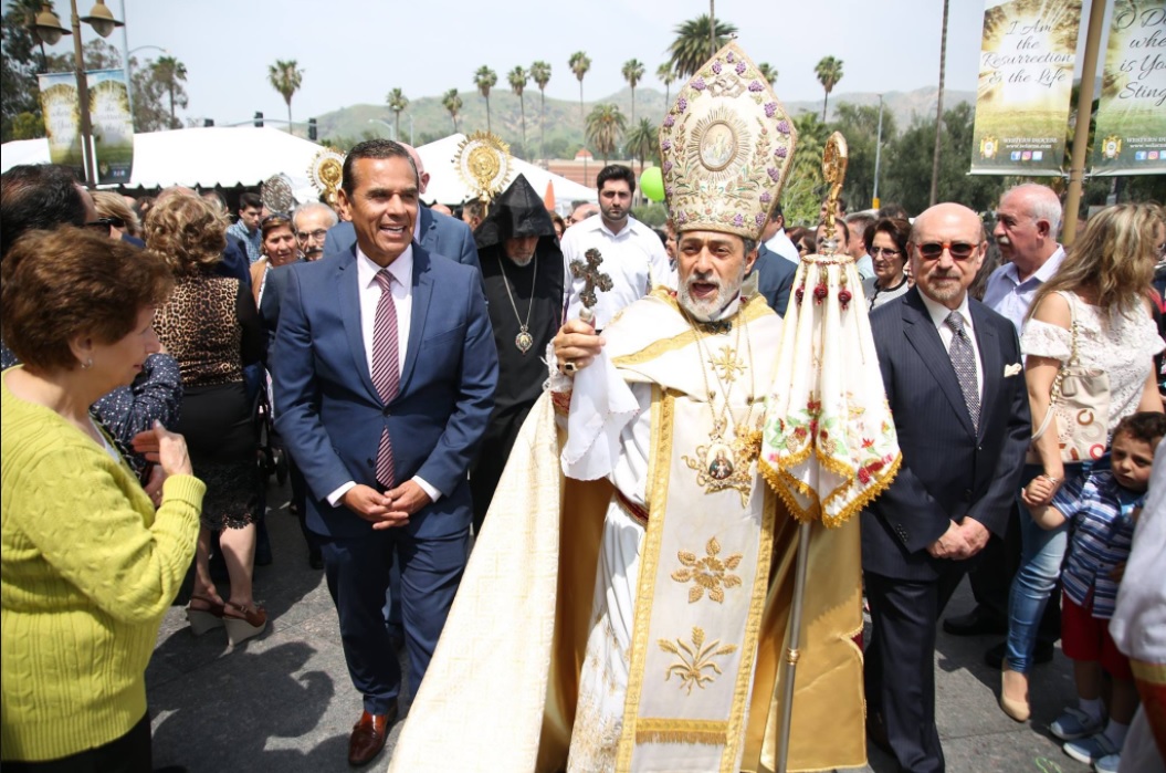 Tens of Thousands Attend the Celebration of the Holy Resurrection at St. Leon (Srbots Ghevontiants) Armenian Cathedral