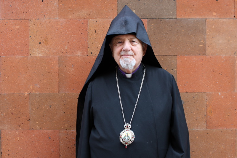 LADIES AUXILIARY OF THE WESTERN DIOCESE HONOR HIS EMINENCE ARCHBISHOP VATCHE HOVSEPIAN AT SEPTEMBER 23 BANQUET