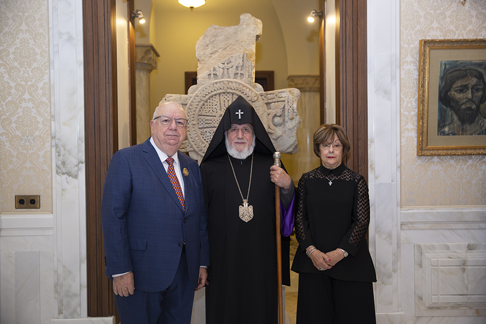 «Սուրբ Սահակ-Սուրբ Մեսրոպ» շքանշան շնորհուեց բարերար, բժիշկ Կարօ Դերձակեանին