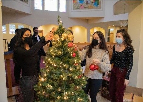 ACYO DECORATES SANCTUARY'S CHRISTMAS TREE